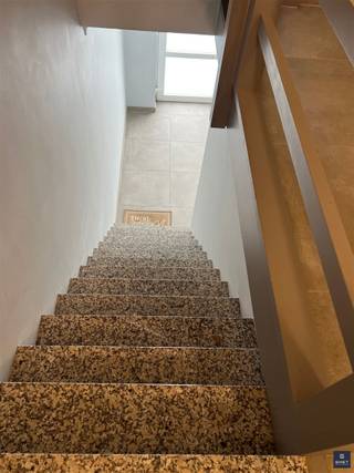 RECENT, MODERN APPART. MET 2 SLPKS EN AUTOSTAANPL. Bent u op zoek naar een instapklaar, modern appartement in een kleinschalig gebouw? Dan is dit...