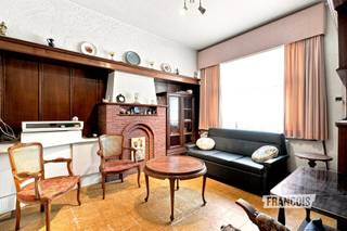 Ben je op zoek naar een woning te koop in Roesbrugge waar je volledig je eigen woonverhaal kunt realiseren? Dan biedt deze te renoveren rijwoning in de Professor Rubbrechtstraat een uitstekende kans. Dankzij de ruime bewoonbare oppervlakte, vijf slaapkamers en tal van mogelijkheden vormt deze eigendom de ideale basis voor een gezinswoning op maat.<br /><br />Met een bewoonbare oppervlakte van 142 m² beschikt deze woning over een praktische indeling en verrassend veel ruimte. De vijf slaapkamers bieden plaats aan een groot gezin, een thuisbureau of hobbyruimte, terwijl de badkamer en leefruimtes volledig naar eigen smaak kunnen worden vernieuwd. Achteraan geniet je van een aangenaam terras waar je in alle rust kan ontspannen. Een absolute meerwaarde is de grote garage in de Haringestraat, ideaal voor wie extra bergruimte, een werkplaats of een veilige parkeerplaats zoekt. De ligging in Roesbrugge combineert een rustige woonomgeving met een vlotte bereikbaarheid van de omliggende gemeenten en dagelijkse voorzieningen. Op wandelafstand zijn er verschillende voorzieningen zoals een school, een buurtwinkel en een automatenshop.<br /><br />De indeling gaat als volgt:<br /><br />GELIJKVLOERS<br /><br />inkom - leefruimte - eetkamer - eetkamer - keuken - wc - kleine veranda - wasberging - terras - buitenberging<br /><br />EERSTE VERDIEPING <br /><br />nachthal - badkamer - 3 slaapkamers<br /><br />TWEEDE VERDIEPING<br /><br />nachthal - 2 slaapkamers<br /><br />EXTRA<br /><br />ruime garage in de Haringestraat<br /><br />Benieuwd naar de mogelijkheden van deze woning in Roesbrugge? Neem vandaag nog contact op met Immo Francois en plan een bezoek. Onze vastgoedexperten begeleiden je graag bij de aankoop van je nieuwe thuis in Poperinge, Vleteren, Heuvelland en Mesen.<br /><br />Met behulp van AI hebben we een visualisatie gemaakt van de achtergevel.<br /><br />Denk je eraan om je woning in Poperinge te verkopen? Neem vrijblijvend contact op met Aline van Immo Francois in Poperinge voor een gratis schatting via aline@immofrancois.be.<br /><br />