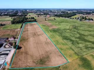 <strong>Mooi gelegen landbouwgrond van 4 ha 37 a 16 ca te Rijkevorsel, ter streke "De Schomme"</strong>. Dit perceel biedt een uitstekende landbouwkundige ligging en is geschikt voor akkerbouw, grasland, boomkwekerij en diverse andere teelten. Gelegen in herbevestigd agrarisch gebied en vlot bereikbaar via de Merenloopweg.<br /><br /><strong>Vrij van pacht vanaf 31 december 2027</strong>. Een interessante opportuniteit voor landbouwers of investeerders die op zoek zijn naar een perceel van aanzienlijke oppervlakte in een sterke agrarische omgeving. Contacteer Aertsen Makelaars voor meer informatie.