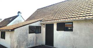 <p>Goed gelegen vakantiehuis te renoveren.</p><p>Dit in het domein Duinhoek 2.</p><p>Grote living afgesloten met muur van de keuken, 1 slaapkamer beneden,</p><p>2 slaapkamers boven, 1 douchekamer met toilet, keuken, afgesloten tuin</p><p>volledig naar de zon gericht, parking voor de deur.</p><p>Renovatieplicht : ja.</p><br />