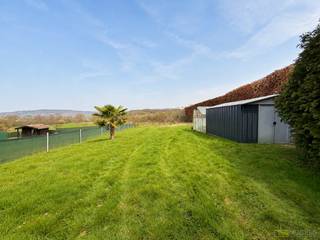 <p>Charmante woning met OMHEINDE TUIN, VRIJ UITZICHT en GARAGE, rustig gelegen nabij het stadscentrum en de prachtige natuur van het PAYS DES COLLINES. Deze verder af te werken gezinswoning beschikt over een LICHTRIJKE LEEFRUIMTE van meer dan 45 m² met OPEN KEUKEN en OVERDEKT TERRAS, een gezellig salon, hobbyruimte en badkamer. Op de verdieping bevinden zich 3 RUIME SLAAPKAMERS en een RECENT VERNIEUWDE BADKAMER. De mezzanine biedt extra mogelijkheden als bureau of speelruimte. Buiten geniet u van een volledig OMHEINDE TUIN met WEIDS UITZICHT. Dankzij de nabijgelegen FIETS- EN WANDELROUTES ontdekt u hier volop het groene, glooiende landschap. Met ELEKTRISCHE POORT, GARAGE en OPRIT combineert deze woning NATUUR, RUST en BEREIKBAARHEID.</p>
<br />Adres: Elzeelsesteenweg 514 te Ronse<br /><br />G-score en P-score A, Renovatieverplichting van toepassing; Bestuursmaatregelen in maatregelenregister: neen; Vrij bij akte.