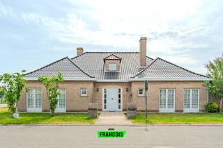 In een residentiële omgeving van Middelkerke, langs de Franciscus Dierendockstraat 10, bevindt zich deze ruime villa met een bewoonbare oppervlakte van 272 m² op een perceel van 544 m². De woning combineert royale volumes, een doordachte indeling en een aangename tuin rondom de woning.<br /><br />Bij het binnenkomen wordt u verwelkomd in een prachtige inkomhal die meteen het gevoel van ruimte benadrukt. Van hieruit bereikt u de lichtrijke leefruimte, waar grote raampartijen zorgen voor een aangename verbinding met de tuin. De verschillende leefzones bieden voldoende plaats voor een comfortabele zithoek en eetruimte.<br /><br />Aansluitend bevindt zich een aparte keuken met toegang tot de garage en de buitenruimte. Op het gelijkvloers beschikt de woning bovendien over een ruime slaapkamer met een ensuite badkamer voorzien van zowel een ligbad als een douche. Daarnaast is er een afzonderlijk gastentoilet en een extra kamer die vandaag ingericht is als dressing, maar zich perfect leent voor diverse invullingen.<br /><br />Via de elegante trap bereikt u de eerste verdieping. Hier bevinden zich nog vier volwaardige slaapkamers en een tweede badkamer, waardoor deze villa in totaal vijf slaapkamers telt en bijzonder geschikt is voor grotere gezinnen of wie op zoek is naar extra ruimte voor bureau, hobby of logeerkamers.<br /><br />Rondom de woning ligt een verzorgde tuin die geniet van een aangename oriëntatie en verschillende plekken biedt om in alle rust van het buitenleven te genieten. Een tuinhuis zorgt voor extra opbergruimte. De inpandige garage wordt aangevuld met een private parkeerplaats voor de woning.<br /><br />Met een EPC C beschikt deze villa over een solide energetische basis. Dankzij de ruime oppervlakte, de aanwezigheid van een slaapkamer op het gelijkvloers en de kwalitatieve structuur biedt deze eigendom een uitstekende basis voor wie op zoek is naar een ruime en stijlvolle woning op een rustige ligging in Middelkerke.<br /><br />Voor meer informatie of een bezoek kunt u contact opnemen met Inti op inti@immofrancois.be of 0499 74 89 74.<br /><br />