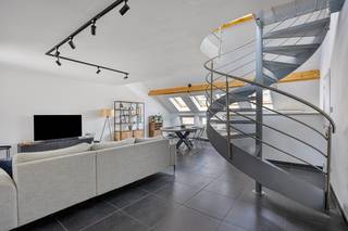 In een rustige straat van Sint-Truiden, op wandelafstand van het centrum vinden we dit charmante en verrassend ruime appartement terug. De indeling...