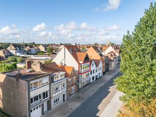 Dit instapklare appartement is gelegen in Heist, op een gunstige locatie nabij de zeedijk. Het appartement bevindt zich in een recente residentie uit 2006 en combineert een praktische indeling met aangename leefruimtes en een prachtig open en groen zicht.<br /><br />Bij het binnenkomen beschikt het appartement over een ruime inkomhal met vestiairekast en een afzonderlijk toilet. De lichtrijke leefruimte biedt plaats aan een gezellige zithoek en eethoek en geniet dankzij het open zicht van een aangenaam ruimtelijk gevoel. Aansluitend bevindt zich de open leefkeuken, die voorzien is van alle nodige comfort.<br /><br />Verder beschikt het appartement over een praktische berging met aansluiting voor een wasmachine. Er zijn twee volwaardige slaapkamers aanwezig. De ruime eerste slaapkamer is uitgerust met ingebouwde kasten en biedt rechtstreeks toegang tot het terras. Ook de tweede slaapkamer beschikt over een rechtstreekse toegang tot het terras. De badkamer is ingericht met een douchebad en een dubbele wastafel.<br /><br />Het appartement is voorzien van hoogrendementsbeglazing en wordt individueel verwarmd via een eigen condensatieketel op aardgas. De elektrische installatie is conform. Dankzij de vele ingebouwde kasten is er bovendien heel wat praktische opbergruimte aanwezig.<br /><br />De ligging biedt een uitstekende bereikbaarheid met het openbaar vervoer en alle dagelijkse voorzieningen bevinden zich op korte afstand. Bovendien bevindt de zeedijk zich nabij, waardoor ook de kust en het strand vlot bereikbaar zijn.<br /><br />Indeling:<br />- Inkomhal,<br />- Vestiairekast,<br />- Apart toilet,<br />- Lichtrijke leefruimte met zithoek en eethoek,<br />- Open leefkeuken voorzien van alle comfort,<br />- Berging met aansluiting voor wasmachine,<br />- Ruime eerste slaapkamer met ingebouwde kasten en toegang tot het terras,<br />- Tweede slaapkamer met toegang tot het terras,<br />- Badkamer met douchebad en dubbele wastafel,<br />- Terras,<br /><br />Een instapklaar appartement met twee slaapkamers, terras, veel opbergruimte en een prachtig open en groen zicht, gelegen op een uitstekende locatie nabij de zeedijk en alle voorzieningen. Ideaal als vaste woonst, tweede verblijf of investering.<br /><br />Contacteer ons gerust voor meer informatie of om een bezoek ter plaatse in te plannen.