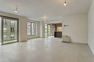 In de nieuwbouwresidentie Duynhuys te Koksijde-Bad, vinden we dit lichtrijk appartement (88,95m²) met 2 slaapkamers en zeezicht te koop. Een unieke kans om te genieten van een toplocatie, vlakbij het strand en op slechts enkele passen van het bruisende centrum. Op zoek naar interessante immo te Koksijde? Lees dan zeker verder!INDELING> 2de verdieping:- inkomhal- 2 slaapkamers geschikt voor dubbel bed - apart toilet- badkamer met douche- lichtrijke leefruimte met open geïnstalleerde keuken en zeezicht vanuit de zitruimte- aparte berging bij de keuken- 2 terrassen De gemeenschappelijke fietsenstalling en de parkeergelegenheid via een autolift maken het project niet alleen praktisch, maar ook uiterst comfortabel. Nog meerdere appartementen beschikbaar!Geniet van de perfecte combinatie van rust, natuur en de levendige kust, alles binnen handbereik. Residentie Duynhuys schenkt u het beste van wat Koksijde te bieden heeft.Interesse in residentie Duynhuys te Koksijde? Aarzel zeker niet contact op te nemen met de dossierverantwoordelijke Sarah Velle via 0470 10 52 78 of sarah.velle@dewaele.com.Bestuursmaatregelen in het maatregelenregister: nee