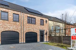 <p><span>Gesloten nieuwbouwwoning met 4 slpks en garage in Lede</span></p>
<p><span>Ben je op zoek naar een gesloten nieuwbouwwoning in Lede met moderne indeling en veel ruimte? Zoek niet verder!</span></p>
<p><span>Met 4 slaapkamers, een volledig geïnstalleerde keuken en zonnepanelen biedt deze woning alle comfort die je zoekt.</span></p>
<p><span>Indeling van de woning:</span></p>
<p><span>Gelijkvloers:</span></p>
<ul>
<li><span>Inkomhal</span></li>
<li><span>Apart gastentoilet</span></li>
<li><span>Ruime leefruimte met zit- en eetplaats</span></li>
<li><span>Open, volledig geïnstalleerde keuken</span></li>
<li><span>Berging/wasplaats</span></li>
<li><span>Garage met interne toegang</span></li>
</ul>
<p><span>Eerste verdieping:</span></p>
<ul>
<li><span>Nachthal</span></li>
<li><span>3 slaapkamers</span></li>
<li><span>Badkamer met douche en ligbad</span></li>
<li><span>Apart toilet</span></li>
<li><span>Extra bergruimte</span></li>
</ul>
<p><span>Tweede verdieping:</span></p>
<ul>
<li><span>4de slaapkamer/ruime zolder</span></li>
<li><span>Technische ruimte</span><span><br /><br /></span></li>
</ul>
<p><span>Troeven:</span></p>
<ul>
<li><span>Nieuwbouw (2026)</span></li>
<li><span>Energiezuinig met zonnepanelen (8 stuks)</span></li>
<li><span>Bewoonbare oppervlakte van 196 m²</span></li>
<li><span>Perceel van 300 m²</span></li>
<li><span>Garage aanwezig (ca. 18,9 m²) </span></li>
<li><span>Rustige, landelijke ligging </span><span><br /><br /></span></li>
</ul>
<p><span>Bekijk alle details en boek uw bezoek via deze link: https://albert.immo/project/7629985</span></p>