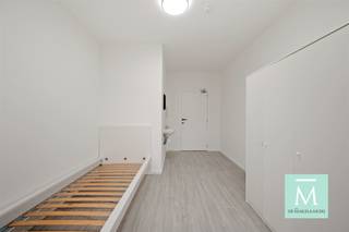 <p><span>STUDENTS ONLY! Gemeubelde studentenkamer in hartje Mechelen - EERSTE BEWONING NA RENOVATIE </span></p><p><span>Op zoek naar een leuke studentenkamer vlakbij het centraal station? Dan is dit DE moderne en knusse thuisbasis voor studenten die comfortabel willen wonen. Je komt terecht in een spiksplinternieuwe doch supergezellige kamer met eigen</span></p><p><span>lavabo. Een luxebadkamer en apart toilet deel je slechts met 1 andere student. </span></p><p><span>Zeer centraal gelegen vlakbij het centraal station en op wandelafstand van het centrum van de bruisende stad Mechelen, terwijl je geniet van een rustige straat vlakbij alle voorzieningen (Thomas More, winkels, bushaltes, de levendige Markt en Bruul, etc.)</span></p><p><span>Deze kamer is gelegen op de eerste verdieping en geniet van veel lichtinval door de grote raampartijen.Met deze kamer beschikt u over een eigen lavabo. De douchekamer besstaat uit een luxe douche en lavabomeubel met spiegel. Er is ook een apart toilet aanwezig.</span></p><p><span>Ter info:</span></p><p><span>·Deze heeft een totale oppervlakte van 12,61 m² </span></p><p><span>·De kamer is bemeubeld met een enkel bed (matras zelf te voorzien), een bureau en een kleerkast. Persoonlijke aankleding en detaillering laten we aan de bewoner over (binnen de grenzen van het huishoudelijke reglement).</span></p><p><span>Verder beschikt het pand over het modernste gemak en technische eisen als volgt:</span></p><p><span>·parlofonie·</span></p><p><span>·grote gemeenschappelijke ruimte op gelijkvloers met volledig uitgeruste keuken en zithoek </span></p><p><span>·gemeenschappelijke tuin waar het heerlijk vertoeven is in lente, zomer en herfst!</span></p><p><span>·ruime inpandige fietsenstalling</span></p><p><span>ENKEL voor studenten !</span></p><p><span>Maandelijkse gemeenschappelijke lasten bedragen 75 (provisie) en omvatten water, elektriciteit, internet en vuilniszakken.</span></p><p><span>Kom zeker langs voor een bezoek en ontdek Coxiestraat 7, dé plek in Mechelen om te studeren, relaxen én connecteren.</span></p><p><span>Voor een bezoek of meer info : contacteer De Makelaardij - 015 20 20 82 - info@demakelaardij.be</span></p><p><span> </span></p>