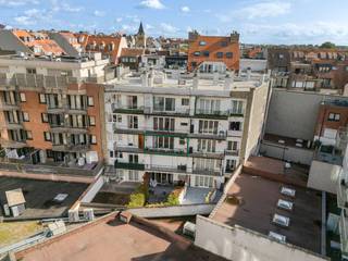 À quelques pas de la mer et de la plage se trouve ce studio spacieux et agréable avec terrasse, situé au deuxième étage. Cet appartement économe en énergie bénéficie d’un emplacement calme dans la Ferdinand Mosselmanstraat, juste à côté de la Lippenslaan et de la Dumortierlaan. Vous profitez ici d’un environnement agréable et paisible, tout en étant à deux pas de nombreux commerces, restaurants et autres commodités. Le studio dispose d’une agréable terrasse et offre, grâce à sa disposition en largeur, une belle sensation d’espace.<br /><br />Agencement : hall d’entrée, séjour, agréable terrasse, cuisine, débarras, salle de bains.<br /><br />Général : climatisation, nouveau chauffe-eau, installation électrique rénovée, nouvelle porte de sécurité.<br /><br />Local à vélos et local poubelles.<br /><br />Visites : sur rendez-vous avec Avantimmo au 050 62 50 55.