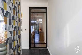 TE KOOP – LEDEBERG<br />Contacteer Bruno voor een afspraak of meer informatie via 0495 12 20 64<br /><br />Gelegen in de Jozef Vervaenestraat 63 presenteren wij een charmant gerenoveerde woning met alle hedendaags comfort. Dankzij de centrale ligging, op wandelafstand van zowel de Gentbrugse Meersen als het centrum van Gent, combineert u hier wooncomfort met een uitstekende bereikbaarheid. Belangrijke uitvalswegen en openbaar vervoer liggen vlakbij. Dagelijkse voorzieningen zoals een grootwarenhuis, slagerij en bakkerij bevinden zich eveneens op loopafstand.<br /><br />Vanuit de inkomhal komt u in een aangename keuken die achteraan overgaat in een ruime leefruimte met zithoek. Achter de woning ligt een rustige buitenruimte. Op de eerste verdieping vindt u de badkamer en één comfortabele slaapkamer. Op de derde verdieping liggen nog twee slaapkamers. Daarnaast is er een zolder die als berging kan dienen.<br /><br />De woning is volledig gerenoveerd en energetisch goed uitgerust. Ze beschikt over een zeer gunstig EPC-label, de elektriciteit is conform en de woning is asbestveilig.Alle documenten zijn beschikbaar op onze website, cornelis-goeman.be<br /><br />Wenst u graag een bezoek? Contacteer Bruno voor een afspraak of meer informatie via 0495 12 20 64
