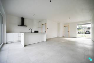 De splinternieuwe verkaveling 'Regina Vandaeleplein' aan de Maria van Bourgondiëstraat te Izegem (Bosmolens) bestaat in totaal uit 11 nieuwbouwwoningen met 3 tot 4 slaapkamers. De woningen hebben een open of halfopen karakter en beschikken over een strakke, aantrekkelijke architectuur. Er is geen klassieke betonnen of asfalt bestrating, maar een waterdoorlatende bestrating én een vlonderpad naar de naastliggende verkaveling om het traag verkeer te bemoedigen. Ideale woningen voor wie op zoek is naar een hoge woonkwaliteit in een rustige, groene omgeving. Lot 2 beschikt over een bewoonbare oppervlakte van 136,28m² en is gelegen op een noord georiënteerd perceel van 229m². Indeling: Inkomhal met gastentoilet, ruime leefruimte met open geïnstalleerde keuken (koelkast, dampkap, inductiefornuis, vaatwasmachine, oven, anderhalve spoelbak) en annex berging. De eerste verdieping bestaat uit een nachthal, apart toilet, drie slaapkamers, de geïnstalleerde badkamer (ligbad, inloopdouche, dubbele wastafel) en de (technische) berging. De tuin werd aangelegd met een terras, een carport en een tuinberging. CV op aardgas (vloerverwarming) | Regenwater 10.000l | Max E-peil E30 (50% vermindering KI eerste 5 jaar) | Drie zonnepanelen voorzien | Dubbele beglazing PVC | Ventilatiesysteem D | Mogelijkheid tot complementaire functies aan het wonen (kantoor / vrij beroep) voor max. 30%. Verkoop onder 21% BTW stelsel. Contacteer ons voor meer informatie of een bezoek ter plaatse. 051 67 67 57 www.bordes.be