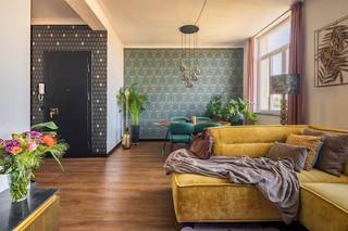 Dit aangename appartement is gelegen in de gegeerde Harmoniewijk te Antwerpen. Het beschikt over een lichtrijke leefruimte, een praktische keuken, een slaapkamer, een badkamer en zowel een zolder- als kelderberging. Het gebouw is voorzien van een lift, dubbele beglazing en gemeenschappelijke verwarming op gas.<br /><br />Dankzij de centrale ligging, nabij winkels, horeca, openbaar vervoer en het stadscentrum, is dit appartement zowel geschikt voor eigen bewoning als investering.<br /><br />Indeling.<br />Inkomhal: +/- 10,19 m², <br />Living: lichtrijke en aangename leefruimte, laminaat, +/- 22 m².<br />Keuken: volledig betegelde keuken, uitgerust met een dubbele spoelbak, voldoende kastruimte, keramische kookplaat, koelkast met vriesvak, combi-oven, vaatwasser, dampkap en aansluiting voor een wasmachine, +/- 9 m².<br />Slaapkamer: ruime en rustige slaapkamer, +/- 16 m², laminaat<br />Badkamer: voorzien van een inloopdouche, lavabo, hangtoilet en praktische opbergkasten.<br /><br />CV op gas, met meters.