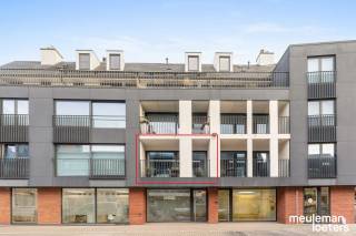 Dit prachtig recent appartement is gelegen in residentie Marie Malou, dewelke een absolute top locatie heeft in het commercieel centrum van Oostkamp met verschillende winkels, diensten en openbaar vervoer op wandelafstand. <br /><br />Het appartement bestaat uit een inkom met gastentoilet, een ruime living met aangenaam balkon, aansluitend een open ingerichte keuken (met keramische kookplaat, dampkap, oven, koelkast met vriesvak, dubbele spoelbak en vaatwasmachine), een cv-berging annex wasplaats, een badkamer met inloopdouche en twee slaapkamers met aansluitend zeer ruim zonneterras.<br /><br />Verder hoort er bij het appartement een ondergrondse parkeerplaats (n° 5), een private kelderberging (n° 5) en een gemeenschappelijke fietsenberging.<br /><br />Het appartement is volledig behangen en geschilderd.<br />Een lift is in het gebouw voorzien.<br /><br />Naast verschillende winkels en diensten op wandelafstand, zijn verbindingswegen zeer nabij gelegen.
