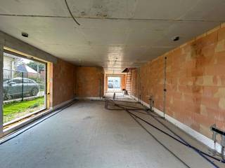 Nieuwbouwwoning in een doodlopende straat in nabij centrum Merelbeke<br /><br />Casco woning vanaf €370.000 exclusief kosten <br /><br />EPC-score: A<br /><br />Nabij het centrum van Merelbeke vindt u dit eigentijdse nieuwbouwproject in een rustige doodlopende straat zonder doorgaand verkeer. Het centrum van Merelbeke ligt op slechts 15 minuten van het bruisende Gent. De gemeente zelf heeft echter ook veel te bieden. In de nabije omgeving zijn er tal van voorzieningen zoals winkels, supermarkten, sportvoorzieningen, horeca, openbaar vervoer... Één van de grootste troeven is de bereikbaarheid van de gemeente met de opritten van de E17,E40 en R4 in de nabije omgeving. <br /><br />Het kleinschalige project in de Jozef Hebbelynckstraat bestaat uit 5 nieuwbouwwoningen met een tijdloze look and feel. Er is keuze tussen gesloten en half-open woningen. De woningen bezitten een mooie grote leefruimte met open keuken en aansluitend de berging. Dankzij de grote raampartijen in de leefruimte geniet de woning van veel licht en geeft ze u een open groen zicht op de gezellige tuin. Alle woningen beschikken over 3 slaapkamers (mogelijkheid tot maken van 5 slaapkamers) een ruime badkamer met dubbele lavabo en inloopdouche en een apart toilet in de nachthal. Daarnaast beschikt elke woning nog over een zolder van +-30m2 met een vaste trap. De woningen beschikken telkens over een eigen oprit voor of langs de woning. Alle woningen worden uitgerust met een warmtepomp in combinatie met vloerverwarming en zonnepanelen en zijn hiermee uiterst energiezuinig. Daarnaast wordt het regenwater gerecupereerd en wordt er in elke woning een ventilatiesysteem type D voorzien. <br /><br />Bij de casco prijs moet nog 50.505 euro worden betaald voor geleverde diensten.<br /><br />De woning bevindt zich vlakbij het centrum van Merelbeke, de invalswegen,... <br />Verhuurwaarde:
€1.300<br />Zeer geschikt voor: starters, ouders met studerende kinderen, investeerders, meerwaardezoekers, gezinnen, ... <br /><br />CONTACT: Laura op 0473 41 35 62 of via info@vicusvastgoed.be