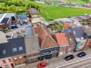 <strong>MULTIFUNCTIONELE EIGENDOM MET MAGAZIJN (300M²) </strong>op de Brusselsesteenweg in Meerbeke een <strong>UNIEKE KANS</strong>. Het gelijkvloers omvat een <strong>RUIM MAGAZIJN VAN 300 M²</strong> met <strong>SECTIONALE POORTEN VOOR- EN ACHTERAAN</strong>, geschikt voor vrachtwagens. De woning boven het magazijn biedt <strong>322M² BEWOONBARE OPPERVLAKTE</strong>, verdeeld over twee verdiepingen. Op de eerste verdieping vindt u een <strong>VOLLEDIG GERENOVEERD WOONGEDEELTE</strong> met een ruime woonkamer, moderne keuken (2018), badkamer met <strong>DOORLOOPDRESSING</strong>, twee slaapkamers, bureau en een <strong>GROOT TERRAS VAN CA. 100 M²</strong>. De tweede verdieping beschikt over een <strong>GROTE, POLYVALENTE RUIMTE, MANCAVE OF BAR (60 M²)</strong>, extra slaapkamer, twee bergingen van telkens 20 m² en een zolderruimte <strong>MET UITBREIDINGSMOGELIJKHEDEN</strong>. Deze verdieping kan naar <strong>EIGEN SMAAK</strong> opgefrist worden. De woning werd <strong>GROTENDEELS VERNIEUWD IN 2005</strong> en is ideaal voor wie <strong>WONEN EN WERKEN</strong> wil combineren. Dankzij de <strong>DUBBELE TOEGANG</strong> via de Brusselsesteenweg en de Denderstraat is het magazijn gemakkelijk bereikbaar. De zichtlocatie maakt het pand uitermate geschikt <strong>VOOR ZELFSTANDIGEN OF INVESTEERDERS</strong>. Bovendien biedt de eigendom uitbreidingsmogelijkheden, <strong>IDEAAL VOOR GROTE GEZINNEN OF UW ZELFSTANDIGE ACTIVITEIT</strong>.<br /><br />Adres: Brusselsesteenweg 144 te Ninove (Meerbeke)<br /><br />Renovatieplicht van toepassing; P-score: A, G-score: A