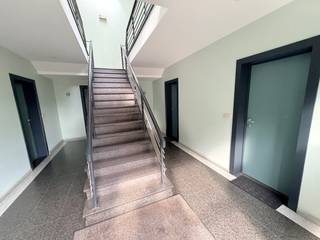 Genk, Keinkesstraat 20 bus 3: Rustig gelegen gelijkvloers appartement met 1 slaapkamer en garage.<br /><br />In een rustige buurt van Genk vindt u dit verzorgd gelijkvloers appartement met 1 slaapkamer en garage. Het appartement maakt deel uit van een kleinschalig en netjes onderhouden gebouw.<br /><br /><strong>Indeling:</strong><br /> 
<ul>
	<li>Lichtrijke woonkamer met grote raampartijen </li>
	<li>Praktische keuken uitgerust met vaatwasmachine, kookplaat, dampkap en oven</li>
	<li>Ruime slaapkamer </li>
	<li>Badkamer met lavabo en douche</li>
	<li>Apart toilet</li>
	<li>Vestiaire met inbouwkast</li>
	<li>Berging met kasten en aansluitingen voor wasmachine en droogkast</li>
</ul>
<br /><strong>Extra troeven:</strong><br /> 
<ul>
	<li>Garagebox aan de achterzijde van het gebouw</li>
	<li>Gelijkvloerse ligging, dus zeer toegankelijk</li>
	<li>Rustige en groene omgeving, nabij het centrum van Genk</li>
</ul>
<br />Dit appartement is ideaal iedereen die op zoek is naar een comfortabel appartement met garage op een rustige maar centrale locatie.<br /><br />Een grondplan is beschikbaar onder “downloads”.<br /><br />Op zoek naar een instapklaar appartement met centrale ligging?<br /><br />Neem dan contact met ons op via info@jurimex.be of 089 308 700<br /> 