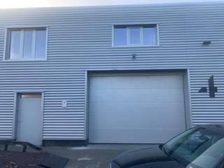 <p>Functional warehouse of approximately 556 sq m located along the Nieuwbrugstraat in Machelen. Excellent location close to Brussels, the ring road (R0) and Zaventem airport.<br /><br />Storage/production space of ±556 sq m<br />Easy access via sectional door<br />Parking and manoeuvring area on site<br />Available immediately<br /><br />Rent: €4,000/month<br />Interested? Contact Structura Business Property at 02.462.32.00 to arrange a viewing.</p>