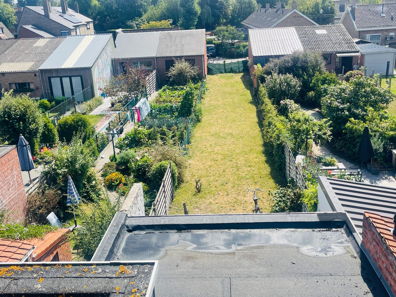 Assebroek, RUIME LICHTRIJKE INSTAPKLARE WONING met GROTE TUIN met UITWEG+ OPRIT , mogelijkheid garage te bouwen,3 SLAAPKAMERS, Badkamer en douchekamer. - foto 1