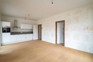 Ontdek dit prachtig 1-slaapkamer nieuwbouwappartement, gelegen op de hippe en sterk in ontwikkeling zijnde Slachthuissite in Antwerpen. Deze buurt combineert modern wonen met een levendige omgeving, op korte afstand van het centrum, winkels, openbaar vervoer, gezellige horecazaken en parken.<br />Het appartement biedt een lichtrijke leefruimte met open keuken, perfect voor comfortabel en hedendaags wonen. De ruime slaapkamer zorgt voor de nodige rust en privacy. Aansluitend is er een aangenaam terras waar je kan genieten van de buitenlucht.<br />Bovendien wordt het appartement volledig geschilderd en voorzien van moderne verlichting, zodat je zonder zorgen kan verhuizen en meteen kan genieten van je nieuwe thuis.<br />Dankzij de energiezuinige nieuwbouw (lage EPC-waarde) geniet je van een lagere energiefactuur én optimaal wooncomfort.<br />De maandelijkse lasten bedragen 125 euro incl verwarming, warm water, onderhoud binnentuin, onderhoud gemeenschappelijke delen,...<br /><br />Contacteer ons snel voor een bezoek ter plaatsen!