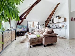 <p>Situé à deux pas du centre de Hannut et proche de toutes les facilités, cet appartement se compose d'une cuisine équipée qui donne sur un salon/séjour. Chauffage électrique, châssis double vitrage bois. L'appartement est composé de 2 chambres (14 et 8). Il vous séduira de part ses facilités, sa luminosité ainsi sa proximité avec le centre tout en étant dans un environnement campagnard. Grand jardin commun et parking sur le côté de la résidence. Agréable et confortable, ce bien n'attend plus que vous! Loyer de 850EUR/mois + 30EUR/mois de provisions (électricité des communs et entretien des parties communes). Compteur électrique et eau individuel. Libre fin juillet. Bail de 1 an. 2 mois de garantie locative (1.700€). Location sous réserve d'accord du propriétaire. PEB E – 344 kWh/m².an - 29 940 kWh/an – 20191012007089</p>
<p>Contactez-nous: 0498/16.70.99 ou par mail kenza.h@weinvest.be<br />***** Pour recevoir d'autres opportunités en exclusivité, nous vous invitons à nous contacter directement. Nous sommes disponibles pour vous accompagner dans votre recherche d'achat ou d'investissement ainsi que dans votre projet de vente. Pour toute demande d'évaluation GRATUITE et SANS ENGAGEMENT *****</p>
