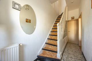 <p>Algemeen:</p><p>Gezellige en verzorgde woning met 2 slaapkamers en grote tuin, gelegen bij winkels, scholen en openbaar vervoer.</p><p>Ben je op zoek naar een gezellige thuis die rust combineert met een centrale ligging? Deze uitstekend onderhouden woning in de <strong>Wenigerstraat</strong> biedt het allemaal. Dankzij de nabijheid van de Frans Beirenslaan en de August Van Putlei woon je overal dichtbij, terwijl je achteraan geniet van een heerlijke oase van groen.</p><p>Indeling:</p><ul><li><p><strong>Gelijkvloers:</strong> Je komt binnen via de compacte inkomhal die leidt naar de ruime, lichte woonkamer op een warme laminaatparket. De aansluitende, ingerichte keuken biedt een leuk zicht op de veranda. Verder vinden we hier de badkamer met moderne inloopdouche en wastafel, evenals een apart toilet.</p></li><li><p><strong>Eerste verdieping:</strong> Via de overloop bereik je twee volwaardige, ruime slaapkamers met veel natuurlijk licht.</p></li><li><p><strong>Buitenruimte:</strong> De absolute troef is de grote, diepe tuin met handige buitenberging. Ideaal voor wie houdt van tuinieren, zonnebaden of een gezellige barbecue.</p></li></ul><p>Algemene informatie:</p><p>Ruimtelijke ordening: Gvkr, Wg</p><p>Huur: 1038 € / maand</p><p>Algemene toestand:</p><p>Plat dak bedekt met roofing (niet geïsoleerd), Cv -ketel op gas 2000</p><p>Beschikbaarheid: na normale opzegperiode</p><p>Interesse?</p><p>Zoekt u een leuke woning in Borsbeek ? Aarzel niet langer en neem contact op via 03/459.89.59 of www.altro-vastgoed.be</p><p></p>