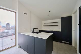 <span><b>Koop aan 6% btw (onder voorwaarden). Ook interessant voor investeerders!</b><br /><br />De Bonnefant, wonen in het midden van de stad en toch omgeven door groen. Een iconisch gebouw op een centrale en culturele locatie waar er ruimte is voor luxe, een onvergetelijke woonervaring of zorgeloos wonen in een assistentiewoning. <br /><br />Tussen de gebouwen van De Bonnefant is een <strong>groene doorsteek</strong> gecreëerd die de Demerstraat rechtstreeks verbindt met het begijnhof. Gezellig vertoeven in één van de twee gemeenschappelijke binnentuinen of liever een barbecue met de buren? Bovendien hebben de terrassen geïntegreerde plantenbakken die zijn uitgerust met een automatisch beregeningssysteem. Een extra groene beleving is verzekerd.<br /><br />Het bestaande RTT-gebouw is volledig gerenoveerd met het behoud van de Hasseltse authenticiteit en verder uitgebreid met energiezuinige nieuwbouw. Parkeren in het centrum is geen evidentie maar toekomstige bewoners van De Bonnefant kunnen parkeren in de ruime ondergrondse parkeerplaats. Je kan ook je fiets kwijt in de fietsenstalling. <br /><br /><strong>SKY HOUSES:</strong><br />Luxe, comfort en privacy. Dat van de indrukwekkende sky houses boven het gerenoveerd RTT-gebouw het best samen. Je woont er in het midden van én bovenop de bruisende stad in een fantastisch huis in de lucht. <br /><br /><span><strong>SKY HOUSE A5 APP 02 - Verdieping 5+6</strong></span><br />- bewoonbare oppervlakte: 182,16 m²<br />- oppervlakte terrassen: 54,90 m²<br />- benedenverdieping: inkomhal, berging, apart gastentoilet, 2 ruime slaapkamers + 1 kleinere slaapkamer, badkamer <br />- bovenverdieping: zeer ruime doorzon leefkamer met open keuken voorzien van kookeiland<br />- zowel op de beneden- als bovenverdieping: zuidgerichte terrassen met magnifiek zicht op de binnenstad<br />- 2 autostaanplaatsen in de afgesloten parkeerkelder <br /><br />GENIET VAN <strong>6% btw</strong> (onder voorwaarden). Vermelde prijs is exclusief ondergrondse parkeerplaatsen en exclusief registratie, btw en notariskosten. Alle appartementen werden intussen volledig afgewerkt en zijn instapklaar. De foto's tonen de huidige weergave en hoe de volledige inrichting kan gebeuren.<br /><br />Contacteer ons voor een bezoek ter plaatse. Ook bij de verkoop van jouw huidige woning helpen wij je graag.</span>