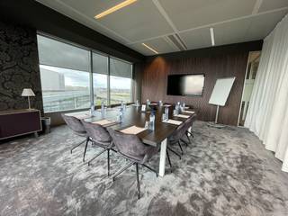 Uitstekend gelegen moderne co-working spaces van 200 m² te huur vlak bij de A201 met vlotte verbinding naar de E40 en op amper 2,4 km van luchthaven Zaventem. Vlotte bereikbaarheid met het openbaar vervoer: station Diegem ligt op slechts 6 min. Er is een bushalte nabij het kantoorgebouw. De instapklare kantoren zijn voorzien van o.a. kitchenette, sanitair, catering, videobewaking, ... De huurprijs is ALL-IN (internet, water, elektriciteit, meubilair, ...). Mogelijkheid tot het huren van parkeerplaatsen. Ook andere oppervlaktes mogelijk! Onmiddellijk beschikbaar. Contacteer PANORAMA voor bijkomende inlichtingen, plannen of een vrijblijvend plaatsbezoek 02 420 00 00.