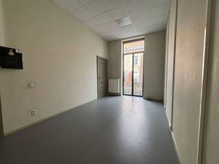 <p>In the heart of Leuven, namely in the Blijde Inkomststraat, we are delighted to offer this office space! The property is located on an extremely interesting base, namely near the Monseigneur Ladeuzeplein and Herbert Hooverplein where there are numerous parking possibilities, but also near numerous other amenities and important hotspots.</p><p>The space is located on the second floor. There is a common kitchen with dining room, outdoor area, coffee room and sanitary facilities available which are shared with the other users in the building. Moreover, you have the possibility to rent additional car parking spaces in the underground parking.</p><p>Office space 2.6 (54m2) : second floor - rear: €1012,50<br />*Rent prices include charges and exclude VAT</p><p>More information or a site visit? Contact our at verhuur@connect-immo.be</p><p>EPC: X-label - 19997023</p>
