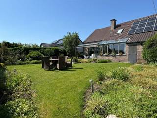 <p>Op een mooi perceel van 939 m² vinden we deze ruime en uitstekend gelegen open bebouwing met een aangename combinatie van wooncomfort, ruimte en praktische voorzieningen.</p>
<p>Deze gezellige open bebouwing beschikt op het gelijkvloers over een inkomhal met gastentoilet, een bureauruimte en een ruime en lichtrijke woonkamer die beschikt over een karaktervolle schouw met houtcassette. Dankzij de grote raampartijen geniet u van een aangenaam zicht op de mooi aangelegde tuin. Aansluitend bevindt zich de ingerichte keuken met daarnaast een praktische bergruimte.</p>
<p>Een extra troef is de bijzonder ruime garage van 40 m². Dankzij de aanwezige goederenlift is er een rechtstreekse verbinding met de eerste verdieping, wat deze ruimte bijzonder praktisch en veelzijdig maakt.</p>
<p>Op de eerste verdieping bevinden zich drie mooie slaapkamers en een ruime badkamer die uitgerust is met een lavabo, douche, ligbad en toilet. Daarnaast is er nog een grote zolderruimte, waar de goederenlift vanuit de garage uitkomt. Deze ruimte biedt bovendien de mogelijkheid om ingericht te worden als een extra slaapkamer, hobbyruimte of bureauruimte.</p>
<p>De woning is uitgerust met 45 zonnepanelen, een verwarmingsinstallatie met warmtepomp, een carport en dubbele beglazing. De mooie, zonnige tuin met overdekt terrras is zuidgericht en vormt een heerlijke plek om te genieten van de rust.</p>
<p>De woning bevindt zich op een centrale en vlot bereikbare locatie, met een goede verbinding naar de N16 en de E17.</p>