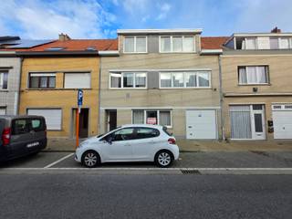 Gezellig appartementje in een klein gebouw te Bredene Sas.<br />Direct nabij een bushalte en op wandelafstand van het shopping center.<br /><br />Voorzien met een inkomhal en apart toilet.<br />Woonkamer vooraan en een semi ingerichte keuken achteraan met berging.<br /><br />Er is 1 grote slaapkamer en badkamer met douche en lavabo.<br />Via de keuken is er een deur naar de koer achteraan waar zich de gesloten garage bevind.<br />Deze is via een doorrit aan de straatzijde.<br /><br />Voorzien van nieuwe verwarming met warmtepomp + gaskachel in de woonkamer<br />Epc waarde 364 - Label D <br />Overal pvc ramen met dubbel glas <br /><br />Beschikbaar vanaf 1 oktober 2026.<br />Het appartement is geschikt voor een alleenstaande of koppel.<br /><br />Huurprijs 700 euro per maand voor het appartement en garage samen.<br />Geen algemene lasten.<br /><br />Bezoeken mogelijk na afspraak met kantoor. <br />