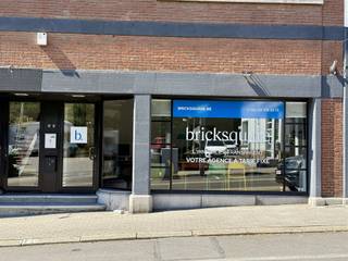 Située à seulement quelques pas de la gare de La Hulpe et de son centre, juste en face de la pharmacie Familia, une belle surface commerciale de +-...