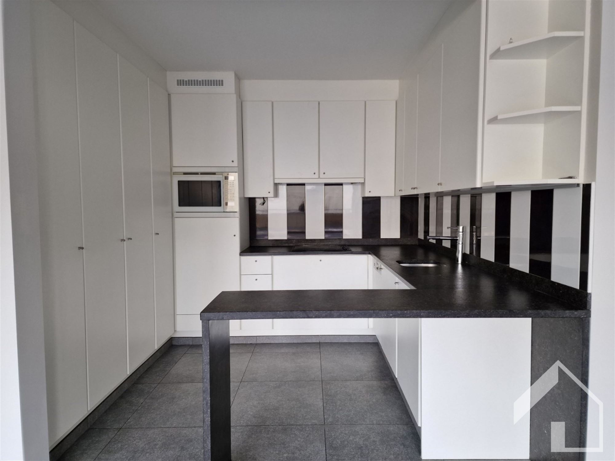 Recent gerenoveerd appartement met 2 slpk, prachtig terras en autostaanplaats - foto 4