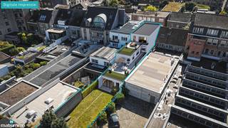 HANDELSPAND MET BOVENLIGGEND APPARTEMENT EN RUIME TUIN IN CENTRUM LANAKEN<br /><br />*** Bekijkt U deze woning via een aanverwante website? Surf dan naar https://matisimmo.be/nl/aanbod/4448144/appartementsgebouw-te-koop-in-3620-lanaken en klik op volgende link voor het INTERACTIEF GRONDPLAN: https://grondplan.matisimmo.be/grondplan/?map=LanakenStationsstraat16 ***<br /><br />In het centrum van Lanaken is deze handelsruimte met woonst gelegen aan de Stationsstraat 16. Zowel de grote parkings aan het Molenweideplein en Europaplein, als de mogelijkheden tot het openbaar vervoer zijn allemaal op wandelafstand gelegen. Lanaken is gelegen op slechts enkele kilometers afstand van de Nederlandse grens en beschikt over een leuk centrum. Dit handelspand ligt hier middenin.<br /><br />De winkelruimte heeft een oppervlakte van 120 m² en werd onlangs vernieuwd en voorzien van airco. Aan de voorzijde bevindt zich een etalage van 18,5 m².<br />Achteraan bevindt zich momenteel een leefruimte en keuken, maar deze kunnen ook dienst doen als opslagruimte of atelier. Op de eerste verdieping bevindt zich tevens een volwaardig appartement met leefruimte, terras, drie slaapkamers, bureauruimte en badkamer. Er is nog een bijkomende ruimte op de tweede verdieping die dienst kan doen als extra (speel)ruimte.<br /><br />Achteraan het pand bevindt zich een leuke tuin die aansluit op de gelijkvloerse verdieping. Er is ook nog uitbreiding mogelijk.<br /><br />Dit pand kan ook omgevormd worden tot appartementen met handelspand op het gelijkvloers (zie ook digitale impressies als mogelijk voorbeeld). Wij geven u hier graag meer info over.<br /><br />De vermelde woonoppervlakte is steeds de bruikbare vloeroppervlakte overgenomen uit het EPC-verslag. <br /><br />Wilt u deze unieke kans voor het aankopen van een handelspand met woonst of investeringseigendom niet missen? Contacteer ons vrijblijvend voor meer informatie of een afspraak ter plaatse via 089/44 00 00 of <span>info@matisimmo.be</span>.