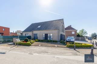 Deze ruime woning gelegen op een perceel van 841 m2 heeft een oppervlakte van 255 m2.<br /><br />We komen binnen in de inkomhal met gastentoilet.<br />Op de gelijkvloers vinden we de ruime leefruimte met aansluitend de open keuken en een mooie veranda terug. Naast de keuken komen we in de wasruimte en verder de dubbele garage met elektrische poorten.<br />Op de beneden verdieping zijn er verder nog 2 slaapkamers, een badkamer en een berging.<br /><br />Op de eerste verdieping zijn er 4 slaapkamers, ook ideaal als bureauruimte of dressing te gebruiken. Er is ook nog een badkamer en een apart toilet.<br />De woning beschikt ook over een zolder.<br /><br />De woning is gelegen nabij de Spar, bakkerij Festjens, apotheek etc. Goede verbinding naar Gent en op- en afrit autostrades en R4.<br /><br />Asbestvrij<br />EPC : C 224 <br /><br />Voor meer info -> xavier@makelaarshuys.be / 0468 31 17 51