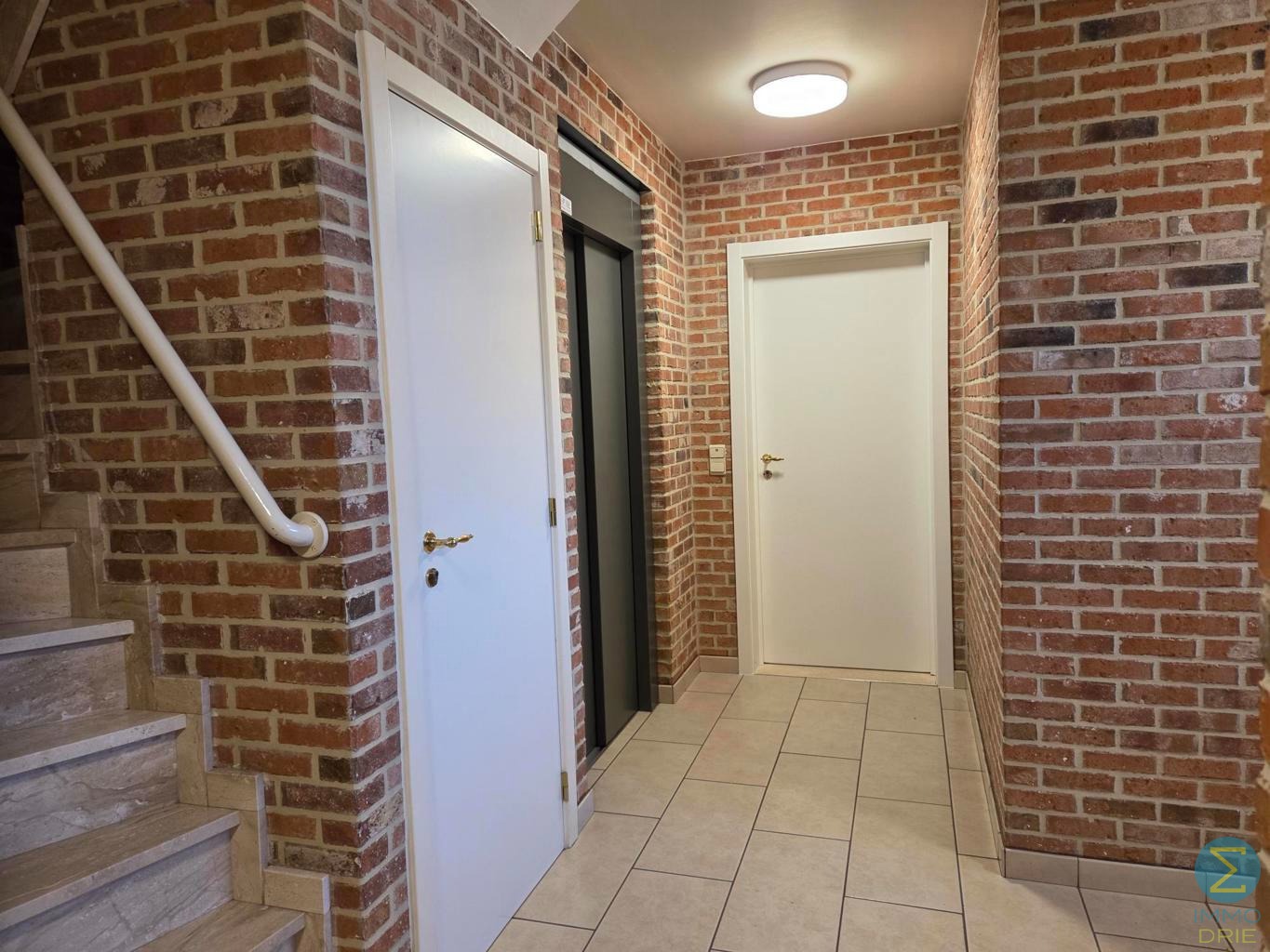 Ruim drie-slaapkamer appartement met garage en terras. - foto 2