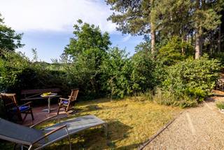<p><span><strong>Instapklare gezinswoning met 4 slaapkamers op ruim perceel van 1.526 m² in Wechelderzande</strong></span><span></span>!</p>
<p>Bent u op zoek naar een ruime, goed onderhouden woning in een rustige en kindvriendelijke buurt? Deze open bebouwing aan de Brevennendijk 3 in Wechelderzande biedt alles wat u zoekt!<span></span></p>
<p><span><strong>Troeven van deze woning:</strong></span></p>
<ul>
<li><span><strong>Ruim perceel van 1.526 m²</strong></span> met een straatbreedte van 20 meter, ideaal voor gezinnen en tuinliefhebbers.<span></span></li>
<li><span><strong>Instapklare eengezinswoning</strong></span> (bouwjaar 1988) met een bewoonbare oppervlakte van 235 m².<span></span></li>
<li><span><strong>Vier volwaardige slaapkamers</strong></span> en een praktische indeling, perfect voor een groot gezin of thuiswerk.<span></span></li>
<li><span><strong>Volledig geïnstalleerde keuken</strong></span> (vernieuwd in 2015) en een moderne, rolstoeltoegankelijke badkamer (gerenoveerd in 2014).<span></span></li>
<li><span><strong>Energiezuinig wonen</strong></span> dankzij zonnepanelen (3.800 kWh/j), dak-, vloer- en spouwmuurisolatie, dubbele beglazing en een combinatie van elektrische verwarming en houtkachel.<span></span></li>
<li><span><strong>Buitenruimte</strong></span>: voortuin, bosrijke tuin met tuinhuis en meerdere staanplaatsen buiten.<span></span></li>
<li><span><strong>Rustige ligging</strong></span> in een centrale woonkern, vlakbij invalswegen en de dorpskern van Wechelderzande.<span></span></li>
<li><span><strong>Niet gelegen in overstromingsgevoelig gebied</strong></span> (G-score A, P-score A).</li>
</ul>
<br />Deze woning combineert ruimte, comfort en een uitstekende ligging. Ideaal voor wie rustig wil wonen met alle voorzieningen binnen handbereik. Interesse? Neem contact op met Flor Vastgoed via info@flor-vastgoed.be voor meer informatie of een bezoek ter plaatse!
