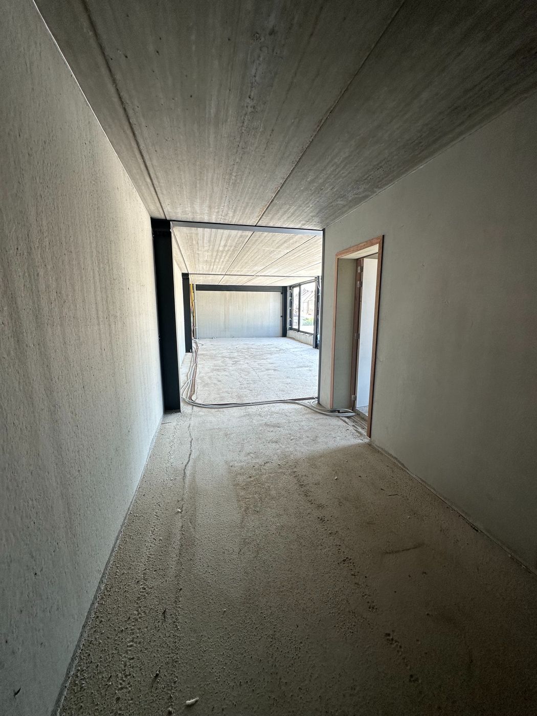 153 m² nieuwbouw KMO-unit met 175 m² kantoren en 98 m² conciërgewoning - foto 3