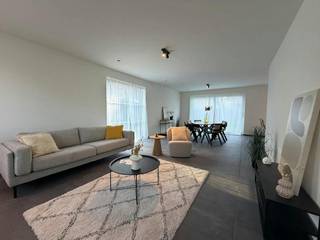 INDELING<br />Gelijkvloers<br />- inkomhal met gastentoilet<br />- eetkamer met zicht op de tuin (18m²)<br />- keuken (10m²)<br />- living (13m²)<br />- berging aansluitend aan keuken (5m²)<br />- inpandige garage (24m²)<br />- tuin<br /><br />Eerste verdiep<br />- nachthal met toilet<br />- slaapkamer 1 (18m²)<br />- slaapkamer 2 (13m²)<br />- slaapkamer 3 (12m²)<br />- slaapkamer 4 (10m²)<br />- badkamer met dubbele lavabo, inloopdouche en bad (9m²)<br /><br />Bestuursmaatregelen in het maatregelenregister: in aanvraag