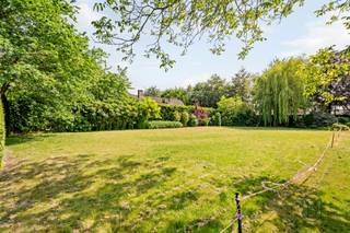 Prachtig bouwperceel van 900 m² gelegen in het gegeerde villapark De Piste te Zulte.Ideaal perceel voor het realiseren van een ruime alleenstaande villa in een residentiële, rustige en groene omgeving. Geniet van een unieke combinatie van privacy, wooncomfort en een uitstekende bereikbaarheid naar winkels, scholen en verbindingswegen.Zeldzame opportuniteit op een toplocatie in één van de meest gegeerde woonwijken van Zulte.Meer info? arne@immobeguin.be