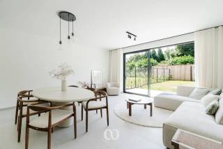 Cherchez-vous une maison neuve entièrement finie avec cinq chambres et deux salles de bains près du centre d'Oudenaarde ? Trouvé !<br /><br />Les cinq chambres à coucher complètes, le salon lumineux, le jardin ensoleillé orienté sud-ouest et l'emplacement calme à deux pas du centre d'Oudenaarde et de 't Spei ne sont que quelques-uns des nombreux atouts que l'on retrouve ici !<br /><br />DISPOSITION :<br /><br />RDC :<br />Vous entrez dans la maison par le hall d'entrée avec toilettes pour invités. De là, vous avez accès au salon spacieux et lumineux qui se fond parfaitement dans la cuisine ouverte. Grâce aux grandes baies vitrées, vous bénéficiez d'une agréable luminosité et d'une belle vue sur le jardin entièrement aménagé avec terrasse. Il y a également un pratique débarras au rez-de-chaussée.<br /><br />1er étage :<br />Au premier étage, vous arrivez dans le couloir. De là, vous avez accès à trois chambres à coucher complètes et une première salle de bains.<br /><br />2ème étage :<br />Au deuxième étage, il y a deux autres chambres spacieuses et une deuxième salle de bains, ce qui rend cette maison parfaitement adaptée aux familles nombreuses ou à ceux qui recherchent de l'espace supplémentaire.<br /><br />JARDIN :<br />Le jardin entièrement aménagé et orienté sud-ouest dispose d'une grande terrasse, d'une pelouse bien entretenue, de haies et d'un pratique abri de jardin. Vous pourrez profiter pleinement du soleil de l'après-midi et du soir ici.<br /><br />PROJET DE CONSTRUCTION NEUVE :<br />Cette maison fait partie d'un projet de construction neuve de qualité avec différentes maisons familiales. Vous recherchez une maison avec une disposition, une superficie ou une gamme de prix différente ? N'hésitez pas à nous contacter pour un aperçu de toutes les maisons encore disponibles dans ce projet.<br /><br />Cette maison neuve prête à emménager semble-t-elle vous convenir ? N'hésitez pas à nous contacter dès aujourd'hui pour plus d'informations ou pour une visite !