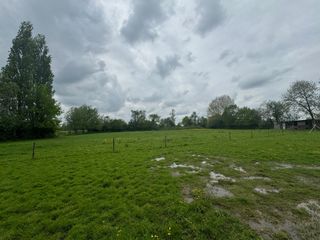 dit perceel grond is toegankelijk via een eigen rijweg en is 8.603m2, vrij van pacht.