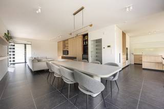 <p><span><strong>INDELING</strong><br />Via de inkomhal met gastentoilet en vestiaire betreedt u de lichtrijke leefruimte, die afgewerkt is met stijlvolle maatwerkkasten en een ingemaakte barkast. De open keuken beschikt over een duurzaam composieten werkblad en sluit naadloos aan op de eet- en zithoek. De op maat gemaakte kasten werden afgewerkt met stijlvolle indirecte verlichting.<br />Verder vindt u op het gelijkvloers een praktische berging/wasplaats en een ruime inpandige garage.</span></p>
<p><span>Op de eerste verdieping bevindt zich een ruime overloop die perfect ingericht is als bureau met veel maatkasten. Daarnaast zijn er drie volwaardige slaapkamers voorzien van airco's, een comfortabele badkamer uitgerust met een ligbad, douche en wastafel, en een apart toilet.</span></p>
<p><span>De zolderverdieping biedt nog heel wat extra mogelijkheden. Hier vindt u een technische ruimte/berging en een bijzonder ruime kamer die eenvoudig kan worden opgesplitst in twee afzonderlijke slaapkamers. Ideaal voor grote gezinnen, een hobbyruimte of een thuiskantoor.</span></p>
<p><span>De volledig aangelegde en omheinde tuin biedt alle privacy en beschikt over een praktisch tuinhuis, perfect voor extra opslag of tuinmateriaal.<br /><br /><strong>BIJZONDERHEDEN</strong><br />Deze woning wordt verwarmd met aardgas en beschikt op het gelijkvloers over vloerverwarming en op de verdieping over airco's. <br />Tevens is er een alarmsysteem voorzien.<br /><span>De vermelde “bewoonbare oppervlakte” is gebaseerd op de “bruikbare vloeroppervlakte” zoals vermeld in het EPC.</span><br /><br /><strong>POSITIEVE ASPECTEN<br /></strong>Doodlopende straat<br />Energiezuinig A-label<br />Maatwerk kasten<br />Zonnepanelen <br />4 slaapkamers met mogelijkheid tot uitbreiding<br />Instapklare moderne woning</span></p>