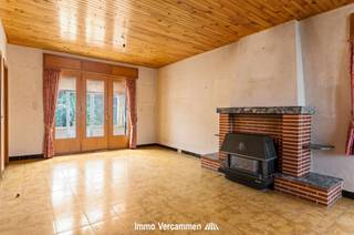 <p><span>Te renoveren gezinswoning, uiterst gunstig gelegen in een rustige omgeving te Sint-Katelijne-Waver - nabij bruisende stad Mechelen.</span></p><p><span> </span></p><p><span>Deze soliede woning biedt vele mogelijkheden en kan na renovatie omgevormd worden tot een ideale thuis. Via de inkomhal betreden we de woonkamer, bestaande uit zithoek en eetplaats met aanpalend de keuken en veranda. Vanuit de leefruimte, veranda en ruime keuken heeft u mooi zicht op de tuin - perfect zuidelijk georiënteerd. In totaal zijn er heden 2 slaapkamers en 1 badkamer voorzien, allen gelegen op het gelijkvloers. Een zeer ruime zolderverdieping, bereikbaar via vaste trap biedt mogelijkheid tot extra kamers. Enkele praktische bergingruimtes, een kelder en een bergzolder bieden voldoende stockageruimte. Parkeergelegenheid is gegarandeerd dankzij een oprit en garage. Indien u niet binnen wenst te vertoeven, kan u heerlijk genieten van de grote tuin, perfect zuidelijk gericht.</span></p><p><span> </span></p><p><span>Absoluut fijn gelegen op fietsafstand van de landelijke dorpskern Pasbrug als ook bruisende stad Mechelen, met scholen, winkels, sport en ontspanning. Vlotte bereikbaarheid via belangrijke invalswegen, fietsostrade, treinstation en openbaar vervoer. Centraal gelegen tussen Brussel en Antwerpen.</span></p><p><span> </span></p><p><span>Bent u op zoek naar een op te frissen woning dat u volledig naar uw wensen kan inrichten? Dan is dit hoogstwaarschijnlijk de woning die u zoekt ! Kom de troeven ter plaatse ontdekken en maak een afspraak: 015/755 444 of info@immovercammen.be </span></p><p><span>Renovatieplicht EPC: binnen 6 jaar na aankoop = verplichte renovatie tot label D of beter.</span></p><p><span> </span></p>