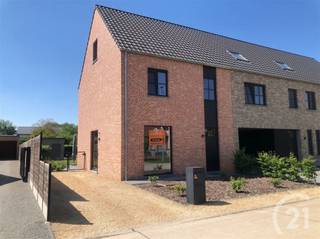 Deze verzorgde woning in het gezellige Schriek biedt alle comfort voor aangenaam wonen.Via de inkomhal met gastentoilet kom je terecht in de...