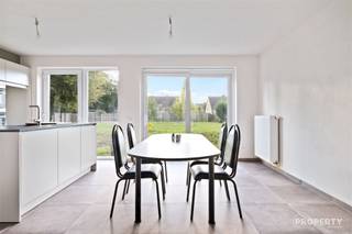 Nieuwbouw woning te koop op een toplocatie te KORTRIJK!! de woning bestaat uit: -aparte inkom- 3 slaapkamers- Gastentoilet- Berging- open keuken-...