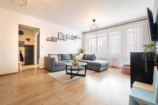 <p><strong><span>ANDERLECHT, gerenoveerd appartement met groot westgericht terras</span></strong></p>
<p><span>In Anderlecht, vlak bij Veeweyde en het Kanaal, ontdekt u dit mooie, volledig gerenoveerde appartement van ±75 m², gelegen op de 2e verdieping van een gebouw uit 1968.</span></p>
<p><span>Het appartement charmeert door zijn verzorgde renovatie, de mooie lichtinval en de aangename buitenruimte. De woonkamer van ±18 m² biedt een gezellige sfeer en geeft uit op een ruim terras van ±12 m², westgericht en ideaal om aan het einde van de dag van de zon te genieten. De volledig uitgeruste keuken van ±6,5 m² sluit comfortabel aan op de leefruimte.</span></p>
<p><span>Het nachtgedeelte omvat twee slaapkamers van ±12,5 m² en ±9 m², een badkamer en een apart toilet. Een kelder vervolledigt het geheel.</span></p>
<p><span>Dit volledig gerenoveerde appartement beschikt bovendien over een conforme elektrische installatie en biedt een comfortabele woonomgeving in de nabijheid van openbaar vervoer, winkels en voorzieningen.</span></p>
<p><span>EPC: D-</span><br /><span>Elektrische installatie conform.</span></p>
<p><strong><span>2e verdieping</span></strong></p>
<p><span>• Inkomhal</span></p>
<p><span>• Lichte woonkamer van ±18 m² met Quick-Step</span></p>
<p><span>• Westgericht terras van ±12 m²</span></p>
<p><span>• Volledig uitgeruste keuken van ±6,5 m²</span></p>
<p><span>• Nachthal</span></p>
<p><span>• Slaapkamer 1 van ±12,5 m² met Quick-Step</span></p>
<p><span>• Slaapkamer 2 van ±9 m² met Quick-Step</span></p>
<p><span>• Badkamer met ligbad en wastafel</span></p>
<p><span>• Apart toilet</span></p>
<p><strong><span>Kelderverdieping</span></strong></p>
<p><span>• Kelder</span></p>