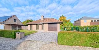 Bent u op zoek naar een comfortabele en goed gelegen woning met alle voorzieningen binnen handbereik? Dan is deze charmante woning precies wat...