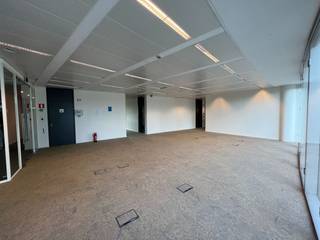 Fantastisch gelegen kantoorruimte van 907 m² te huur langs de Ring van Brussel (R0) met uiterst vlotte verbinding naar de A201, E19 en E40...