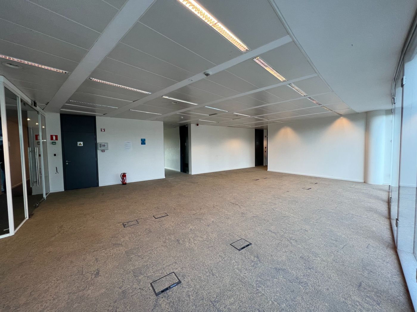 907 m² kwalitatieve kantoren nabij R0 - foto 1