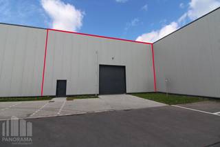 <strong>Strategisch gelegen bedrijfsgebouw met verhuurd gedeelte te koop in Oostende.</strong><br /><br />Op zoek naar een interessante investering of een bedrijfsgebouw met mogelijkheden voor eigen gebruik? Dit polyvalente bedrijfsgebouw van ca. <strong>1.320 m²</strong> is strategisch gelegen langs de <strong>Oudenburgsesteenweg</strong> in Oostende, met een vlotte bereikbaarheid richting het centrum van Oostende, Oudenburg en de <strong>E40</strong>.<br /><br />Het magazijn is momenteel opgesplitst in twee afzonderlijke delen en biedt daardoor interessante mogelijkheden voor zowel eigen gebruik als een combinatie van werken en verhuren.<br /><br />Het <strong>voorste gedeelte</strong> is momenteel verhuurd aan een fitnessstudio en beschikt naast een ruime polyvalente ruimte over verschillende raampartijen op het gelijkvloers en de verdieping, een aparte inkom en een eigen sectionaalpoort. Dit gedeelte biedt bijgevolg een aangename commerciële uitstraling en veel natuurlijke lichtinval.<br /><br />Het <strong>achterliggende gedeelte</strong> betreft een volwaardige loods en kan gebruikt worden voor opslag, logistiek, productie of andere bedrijfsactiviteiten. Ook hier is een afzonderlijke sectionaalpoort aanwezig, wat zorgt voor een vlotte toegang en een grote praktische flexibiliteit.<br /><br />Het gebouw beschikt verder over een gepolierde betonvloer, functionele verlichting en ca. 180 m² kantoorruimte op de eerste verdieping, voorzien van airconditioning. Daarnaast zijn 6 private parkeerplaatsen inbegrepen, wat extra comfort biedt voor medewerkers, klanten en bezoekers.<br /><br />Dankzij de combinatie van een reeds verhuurd gedeelte en een instapklaar magazijn, vormt dit een bijzonder interessante opportuniteit voor een investeerder of ondernemer die op zoek is naar een ruim en flexibel bedrijfsgebouw op een strategische locatie in Oostende.<br /><br />Neem contact op met <strong>PANORAMA B2B</strong> voor bijkomende (technische) inlichtingen, plannen of een vrijblijvend plaatsbezoek op het nummer <strong>0479 70 70 73</strong>.