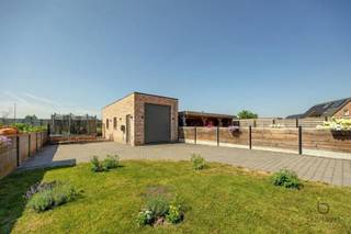 <p><span>100% INSTAPKLARE GEZINSWONING MET EPC A EN ZUIDTUIN!</span></p><p><span>Deze halfopen woning is gelegen in een verkeersluwe straat op een perceel van 510 m². Tien jaar geleden werd de woning volledig gestript en grondig gerenoveerd, kwasie nieuwbouw, technische en energetische vernieuwingen volgens de hedendaagse normen en klaar voor de toekomst.</span></p><p><span>Energiezuinig, lichtinval, comfort en opbergruimte zijn hier de sleutelwoorden. </span></p><p><span>Via de inkomhal met gastentoilet, ingemaakte vestiairekasten en toegang tot de kelder betreedt u de leefruimte. Daarnaast bevindt zich een praktische berging/wasplaats met maatwerk, een inloopdouche en aansluitingen voor wasmachine en droogkast.</span></p><p><span>De open leefruimte (50 m²) vormt één harmonieus geheel met zithoek, eetplaats en een strakke leefkeuken. Deze is volledig ingericht met kwalitatieve Miele-toestellen, een kookeiland met ontbijthoek, een overvloed aan kastruimte en airconditioning, De woning geniet van een aangename lichtinval, een groot schuifraam, voorzien van een vliegenraam, directe toegang tot het zonnige terras met een verplaatsbare Arezzo-overkapping en terrasverwarming.</span></p><p><span>Op de eerste verdieping bevinden zich drie slaapkamers (19 m², 10 m² en 8 m²), een afzonderlijk nachttoilet en een ruime badkamer (13 m²). De masterbedroom beschikt over een dressing, terwijl beide kinderkamers zijn uitgerust met ingemaakte kasten. De badkamer is ingericht met een ligbad, een inloopdouche, een dubbel lavabomeubel met spiegelkast, een extra opbergkast en een sierradiator.</span></p><p><span>Via een luik met een stevige vlizotrap bereikt u de ruime, afgewerkte opbergzolder. Daarnaast beschikt de woning over een kelder. </span></p><p><span>Op het gelijkvloers werd gekozen voor onderhoudsvriendelijke tegelvloeren en de verdieping is afgewerkt met een warme parketvloer.</span></p><p><span>Buiten een volledig omheinde, zuidgerichte en kindvriendelijke tuin met een ruim terras waar u kan genieten van het buitenleven. </span></p><p><span>Achteraan bevindt zich een afzonderlijke garage van 40 m² met een hoge sectionaalpoort, extra bergruimte en een apart toilet. De garage is bereikbaar via de oprit met automatische toegangspoort.</span></p><p><span>De woning werd afgewerkt met duurzame en kwalitatieve materialen en beschikt over tal van extra's, waaronder ingemaakte kasten, 13 zonnepanelen, vloerverwarming, EPC-label A, ventilatiesysteem D, een waterontharder, regenwater-recuperatie aangesloten op de toiletten en buitenkraan, vliegenramen,...</span></p><p><span>Kortom, een verzorgde en energiezuinige woning die volledig instapklaar is en met aandacht voor comfort, kwaliteit en duurzaamheid. </span></p><p><span>Contacteer ons voor meer informatie of plan uw bezoek!</span></p><p><span> </span></p>